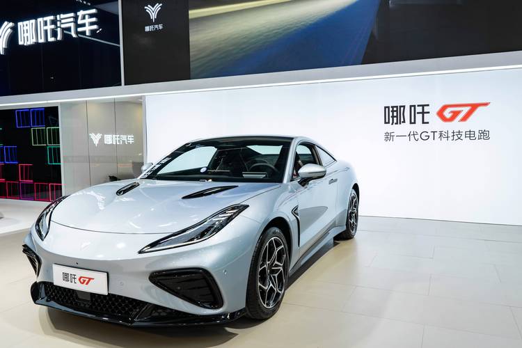 佛山69哪吒汽车在智能汽车领域的表现，领途汽车在新能源汽车市场中的影响力